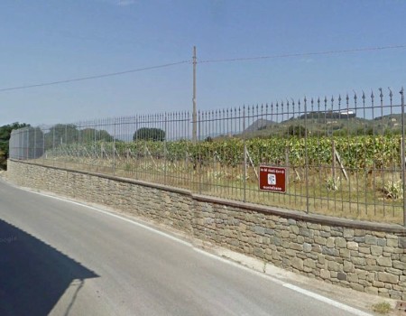 muro di contenimento in c.a. rivestito con pietra locale